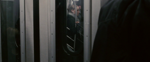 電影一開始，妮娜看到有個類似她的女孩身影，一身黑的出現在另一個車廂。