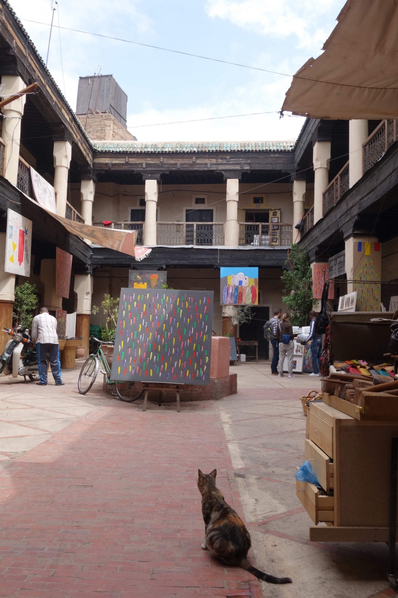 馬拉喀什有意思的地方都在遠離廣場處，拐進巷子常可看到古老的宅院展示不同的藝術創作。