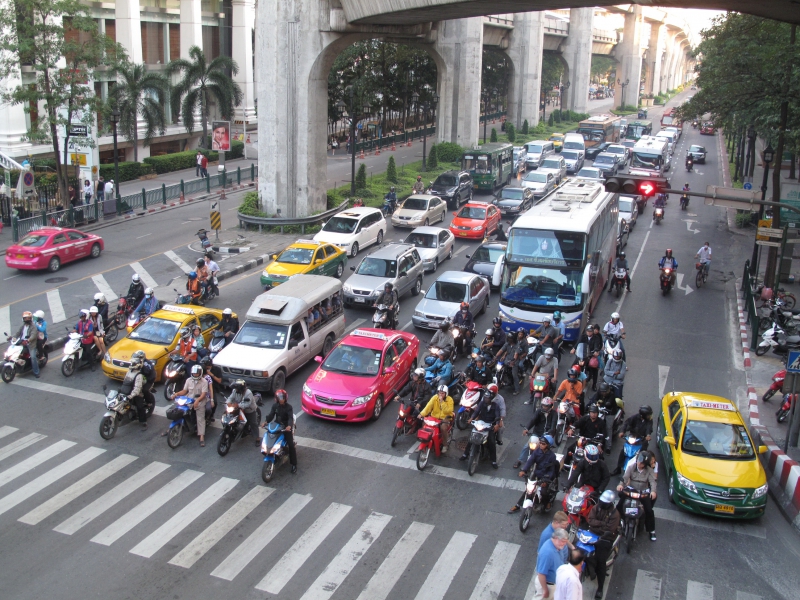 都市計程車常常是城市風景的一環，曼谷的計程車顏色就很繽紛（圖/黃麗如）