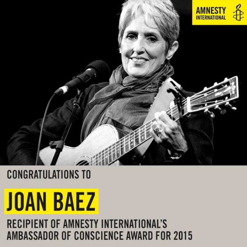 2015年三月，美國民謠女歌手瓊拜雅（Joan Baez）獲頒國際特赦組織「良心大使獎」（Ambassador of Conscience Award），獲獎的還有中國維權藝術家艾未未。