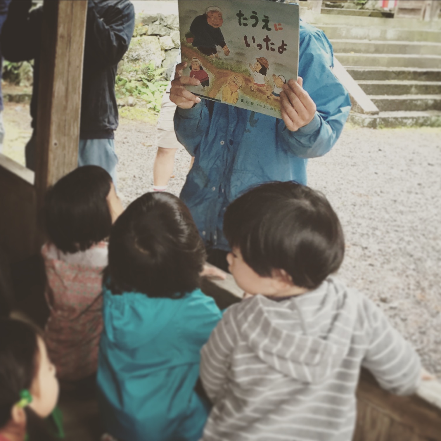去種田的這一天，老師還帶來了「種田去」的繪本故事書在現場說給小朋友聽。