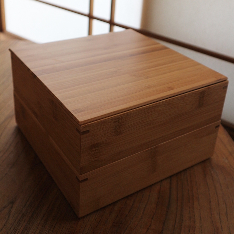 首先準備好從京都老舖竹藝品「公長齋小管」買來的兩層便當箱，做工細緻的便當箱讓年菜加分許多。