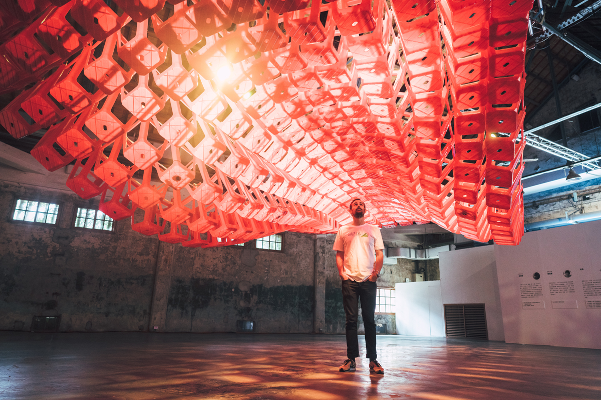 「歡迎來坐！」華文朗讀節台北華山主展場入口由藝術家Kyle Kennedy以傳統紅椅頭製作的大型裝置藝術，走入其中即可聽見光禹、高翊峰、葉怡蘭的朗讀書聲歡迎你的到來。