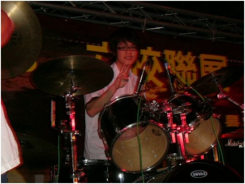 首度公開十七歲時玩樂團的照片，陳孜昊HowHow提供。