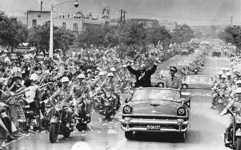 美國總統艾森豪於1960年6月訪問臺灣台北時與蔣中正總統（照片來源：維基百科）