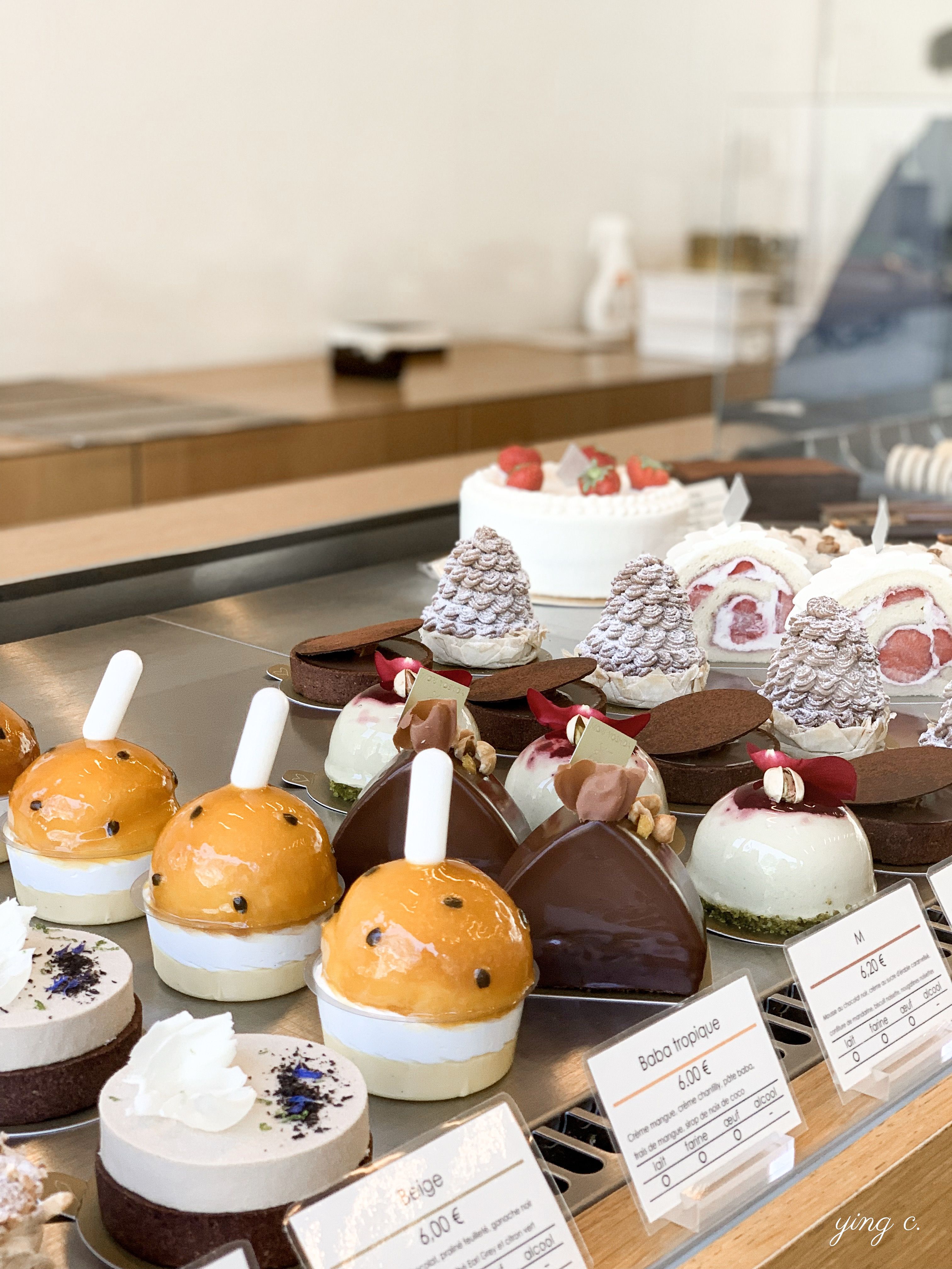 巴黎甜點店Mori Yoshida的熱帶水果巴巴，以軟管裝蘭姆酒，消費者可依自己喜好的份量擠入享用。
