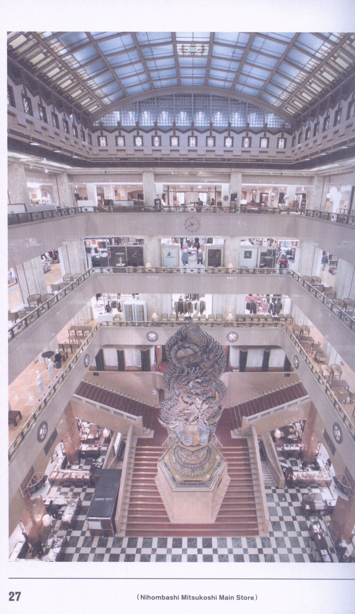 聳立於大廳中央的大型天女木製雕塑（圖片來源/《日劇「在名建築裡吃午餐」公式資料手冊》書籍內頁）