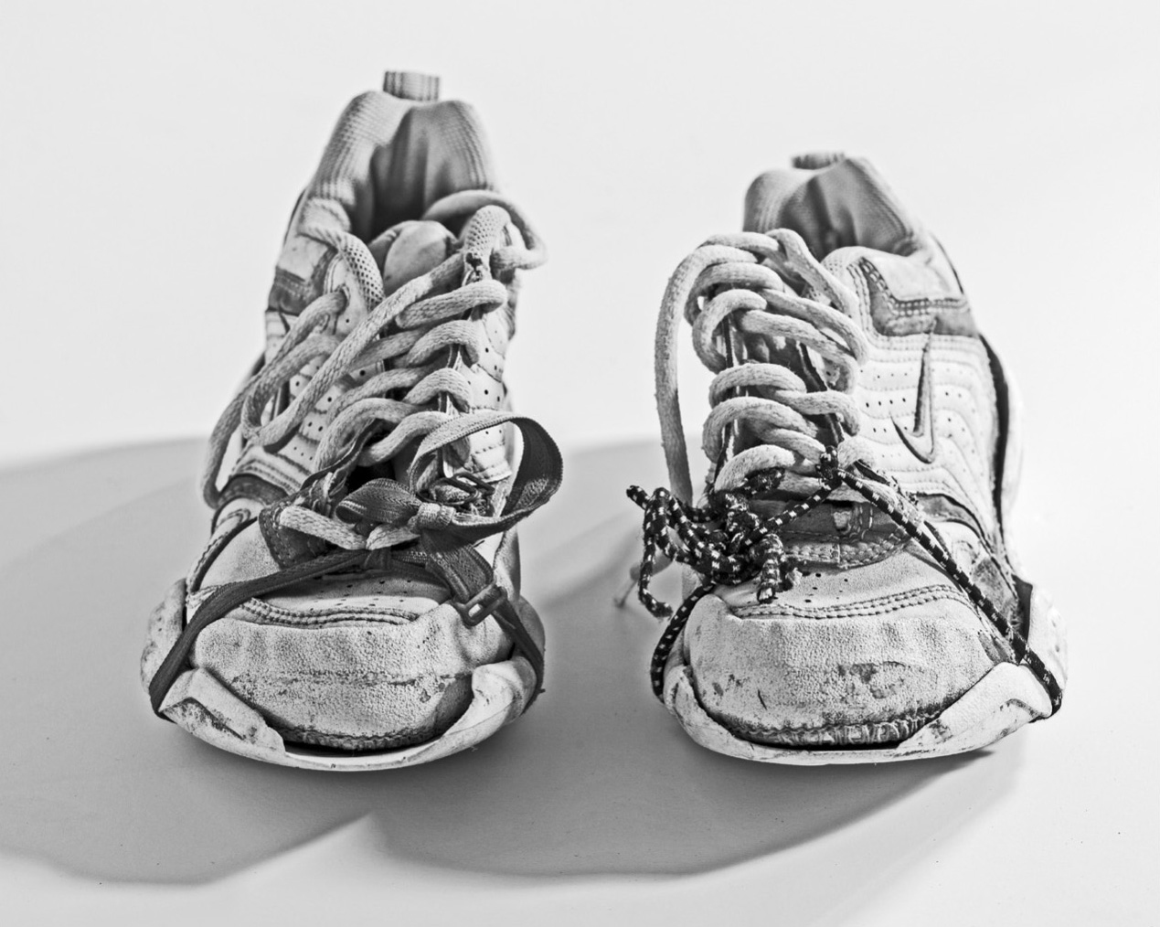 馬卡科里山區拾獲的遷移者球鞋，脫落的鞋底被人用胸罩肩帶和細繩子跟鞋身綁在一起。（攝影/麥可．威爾斯）