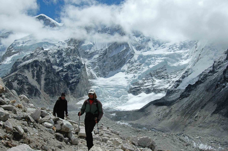 聖母峰基地營的壯闊山景是許多喜愛健行者的夢想旅程。