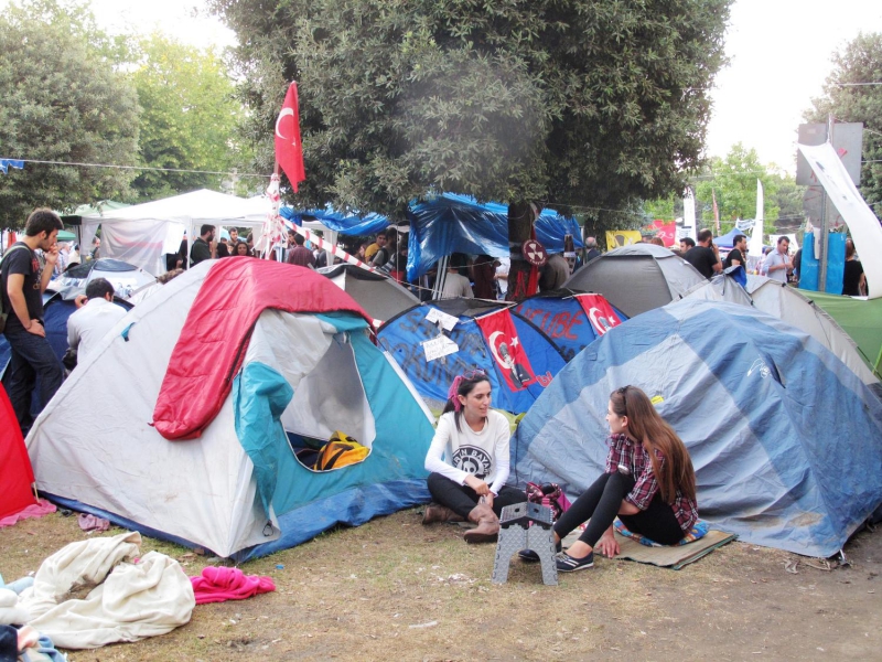 佔領公園的帳篷區可以聽到許多在地人對城市發展的想法，和對當下土耳其政府的不滿