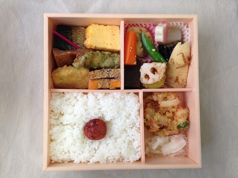 日本料理小缽小盤的概念濃縮在便當盒之中