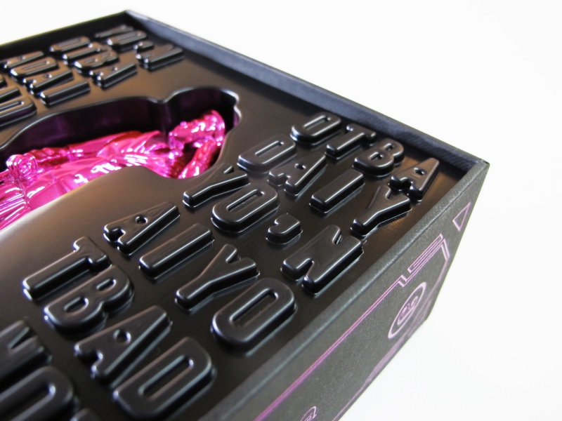 封面塑料為黑色PC材質，開模塑型放置主體。