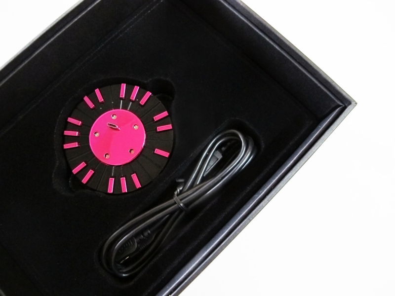泡殻底座貼錶黑色絨布， 置放USB圓形琴鍵舞台底座及線材