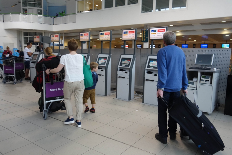 機場的自助報到和列印行李條機未來勢必取代了航空公司的櫃檯服務人員（圖／黃麗如）