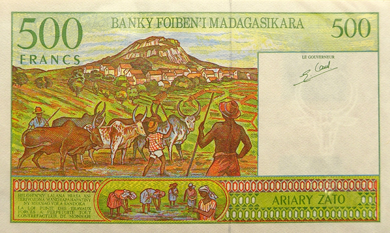 在1994年發行的馬達加斯加500法郎中，可見瘤牛犁田畫面