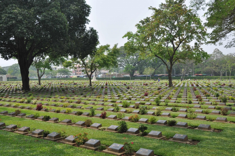 在桂河大橋附近有一個二戰往生者的墓園，因為造這條鐵路而喪命的人多半葬在此，但仍有很多人的屍體未找到（圖/黃麗如）