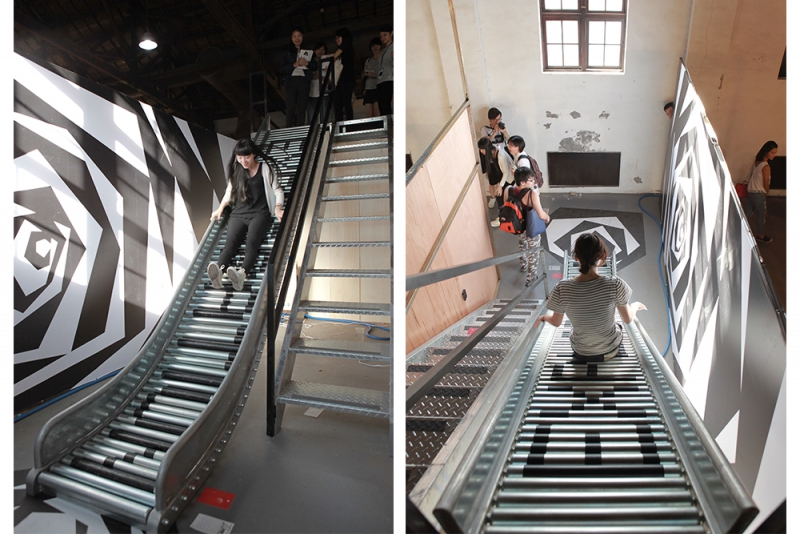得通過滑梯，才能滑進「設計產業形象展」展區。