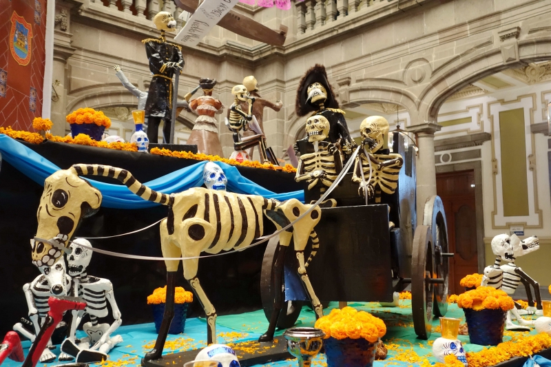在墨西哥一些城鎮還會舉辦死人節祭壇裝飾比賽，有人會將馬車也以白骨呈現。