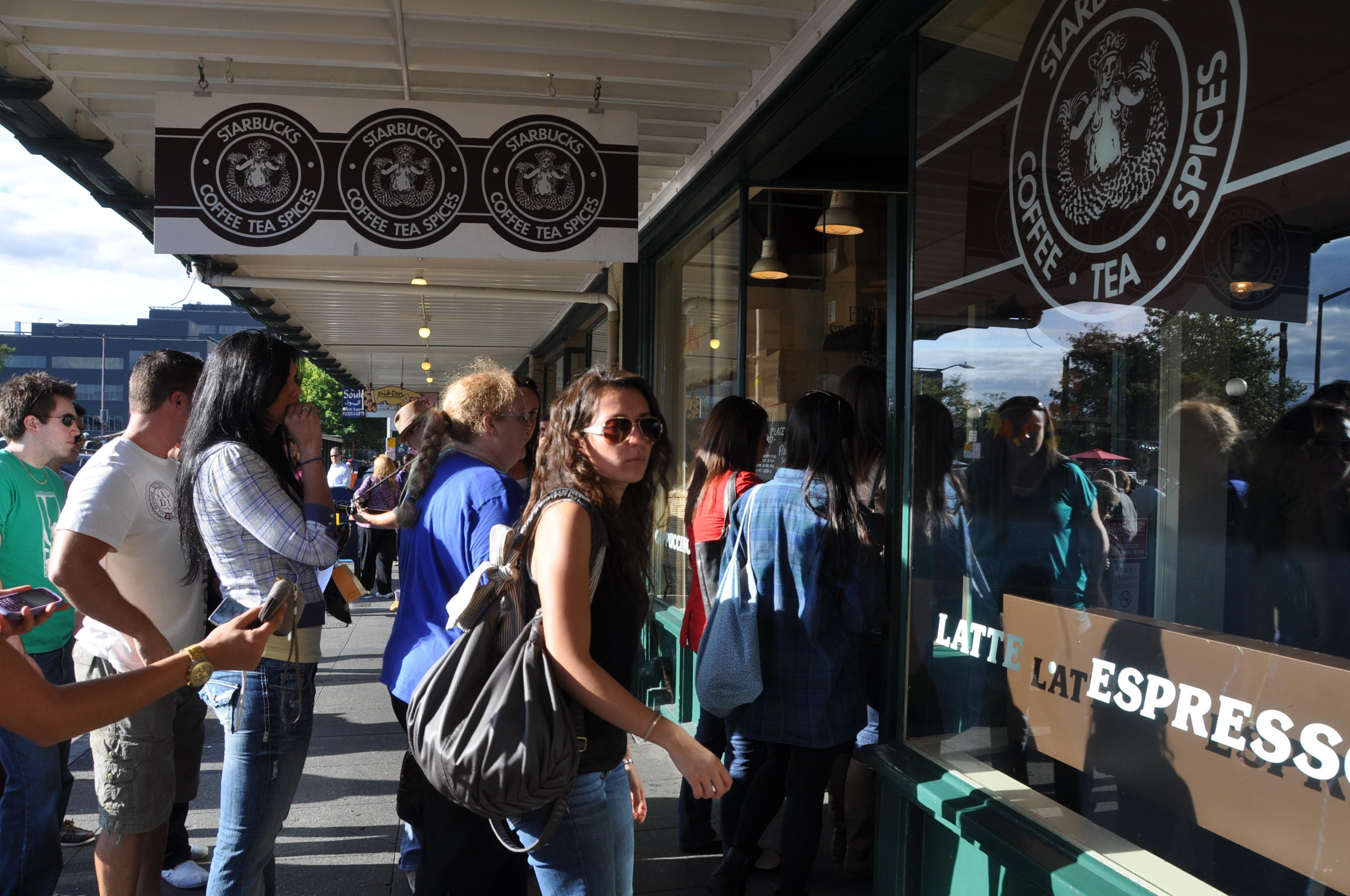 在西雅圖派克市場周邊有很多咖啡館，但星巴克總是要排隊（圖／黃麗如）