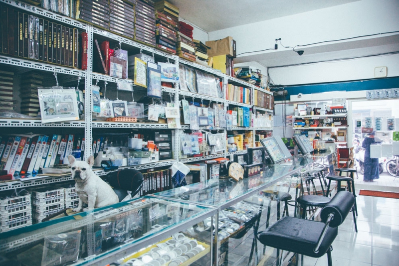 牯嶺街的孔太太郵幣社，是謝哲青時常光顧尋寶的店家之一。（攝影/陳佩芸）