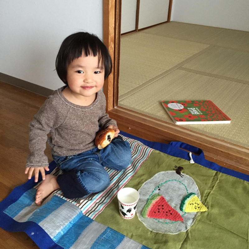 剛到京都房子裡什麼都沒有，三餐都坐在地板上假裝是野餐的生活，持續了一個月，讓妹妹醬反而好開心。