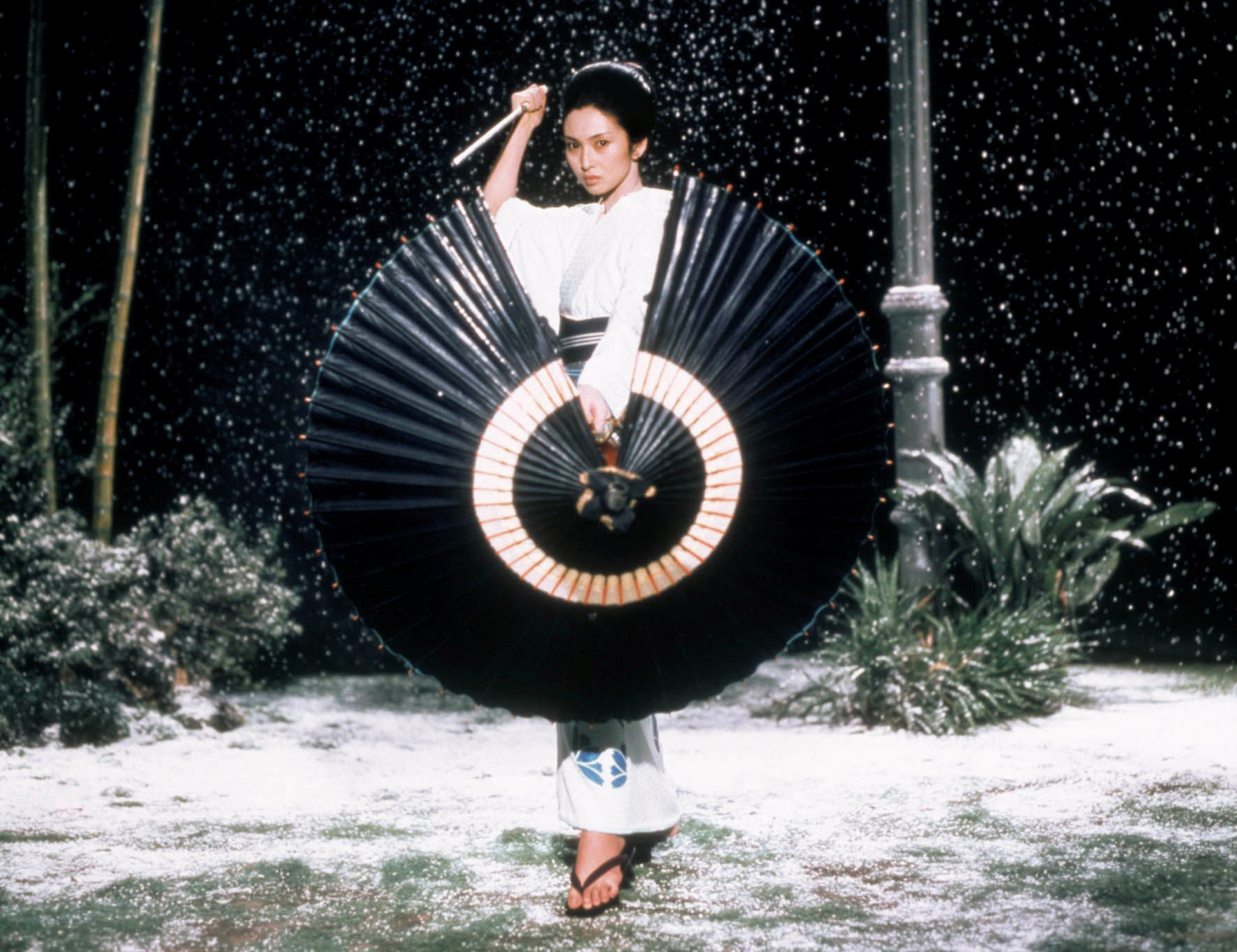 修羅雪姬的性感走的是精緻路線，她隨身帶著一把氣質優雅的傘，傘柄偽裝著一把利劍