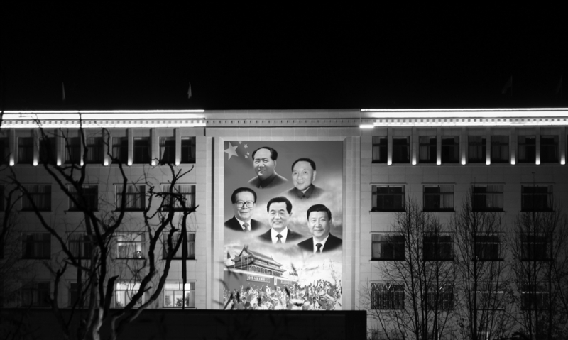 拉薩市政府辦公樓高掛巨幅「領袖像」（攝影/唯色 提供/時報出版）
