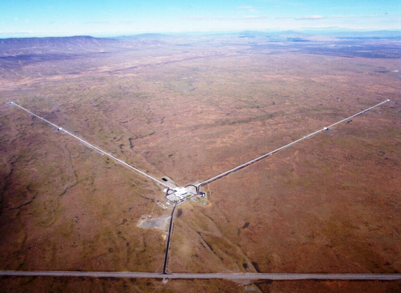 LIGO計畫觀測站，每側長約4公里的特殊L型管狀建物，以鐳射光偵測經過地球的重力波。為確保偵測之正確性，兩座測站分處華盛頓州、路易西安那州