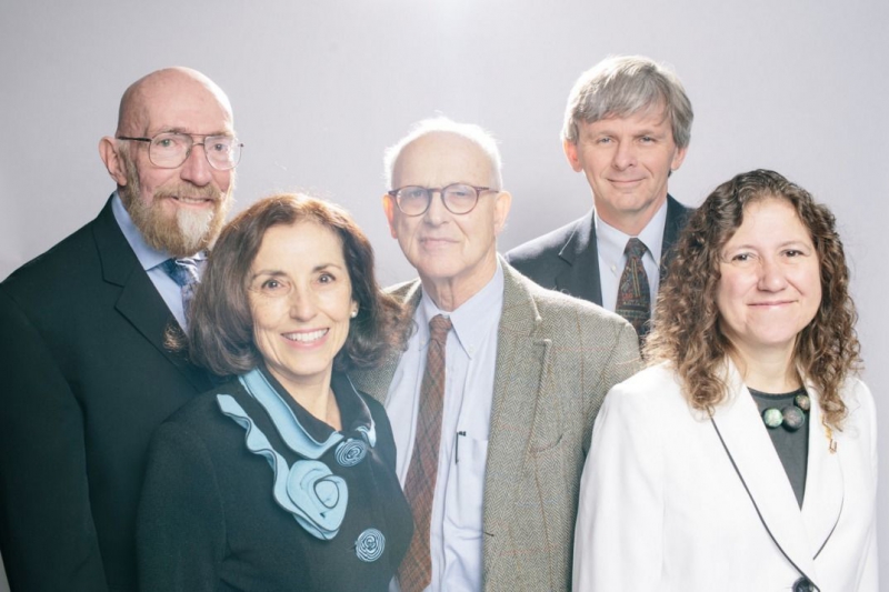 LIGO科學家們（左起）：基普·索恩、美国国家科学基金会的弗朗斯·A·科尔多瓦（France A. Córdova）、麻省理工学院的雷纳·维斯、加州理工学院的戴维·雷茨（Dav