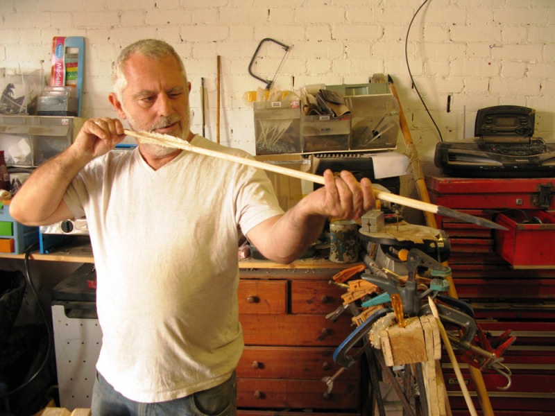 湯姆馬歇以潘恩送他的梣木製作中世紀使用的箭