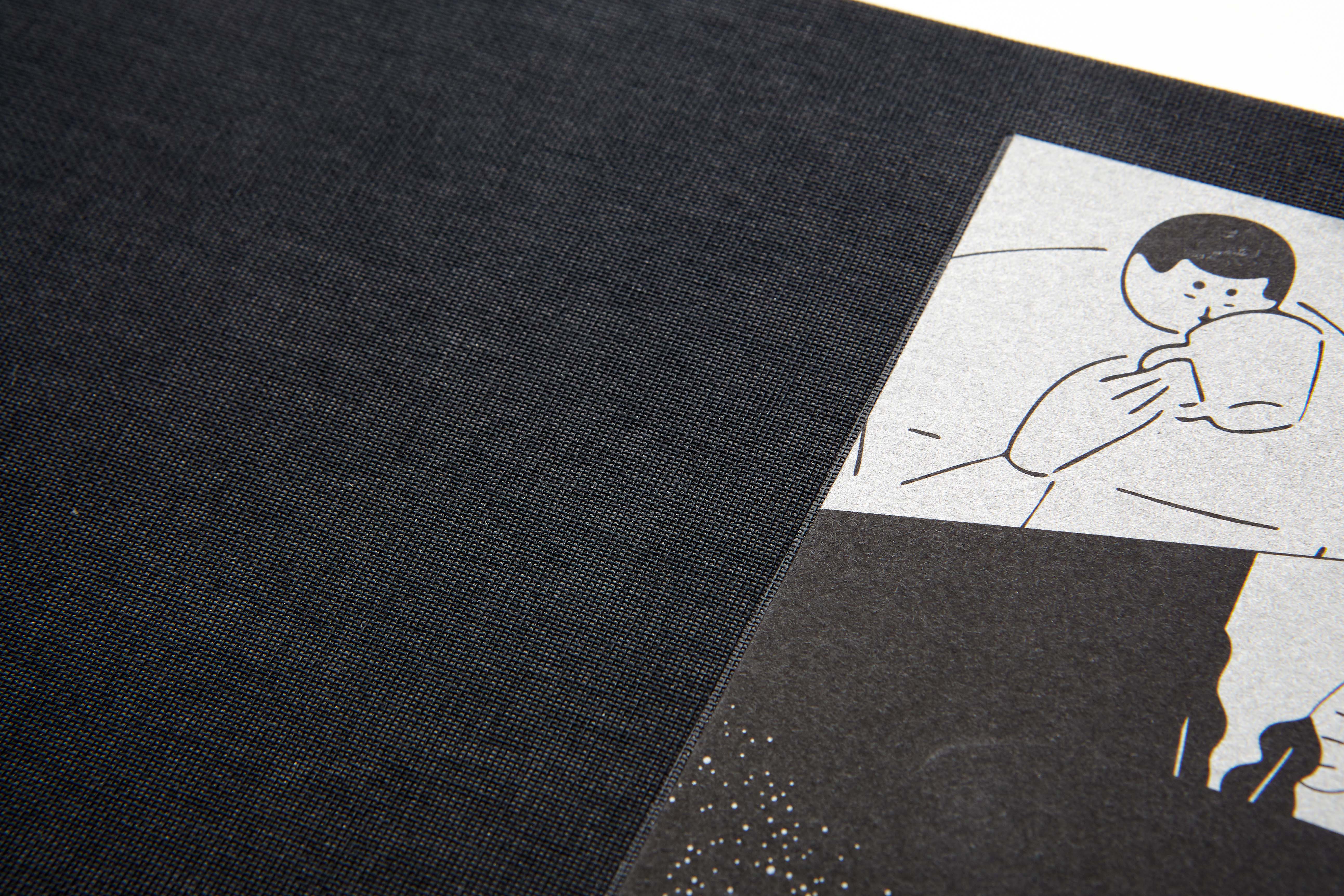 《回家》採用精裝裝訂，書封選用黑色荷蘭細布，細膩中帶點樸質手感（攝影/李盈霞）