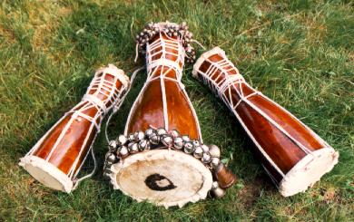 「說話鼓」是藉由調整繫帶可以改變音高的鼓，可以傳訊。這是非洲Yoruba族裔有名的bata說話鼓。