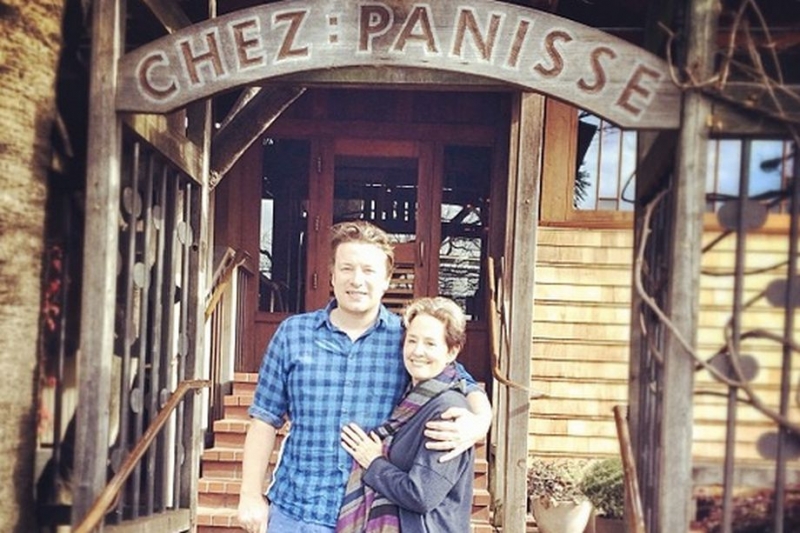 傑米．奧利佛在2014年與愛莉絲．華特斯在她的餐廳「帕妮絲之家」（Chez Panisse）留影。照片來源：@jamieoliver/Instagram
