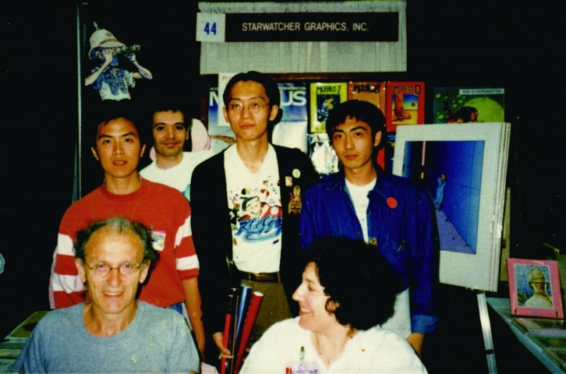 1990年陳弘耀(右一)、傑利小子、阿推參加美國聖地牙哥漫畫節，前左是法國科幻漫畫大師墨必斯。