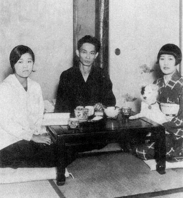 （左至右）妻子的妹妹君子、川端康成、妻子川端秀子