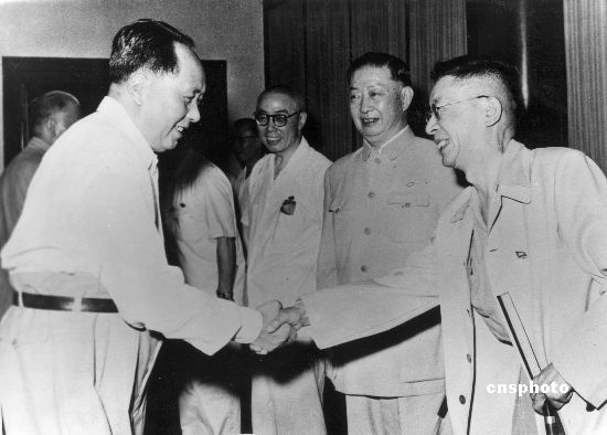 老舍（右一）獲得毛澤東接見，他右手邊依序是梅蘭芳與田漢