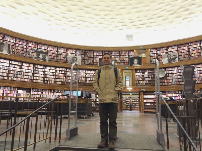 幾米在斯德哥爾摩公共圖書館（Stockholms stadsbibliotek）。國際圖書館是公共圖書館體系裡的一員。