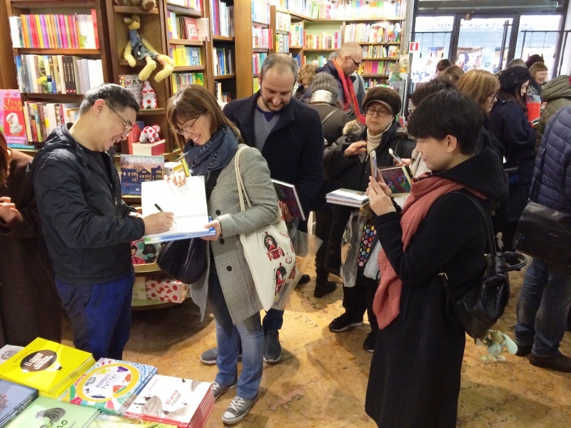 IMG_9084：在波隆那Libreria Giannino Stoppani書店的活動前便被熱情的讀者包圍要簽名。