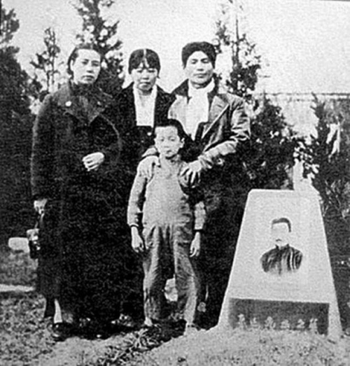 蕭紅從日本歸返上海時，已是魯迅逝世後了，圖左為魯迅遺孀（但事實上他們並未結婚）許廣平