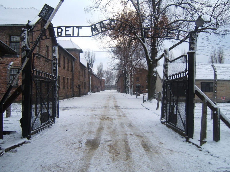 奧許維茲一號集中營入口（圖片來源 / wiki）