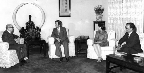 1977年，祕魯小說家Jorge Vargas Llosa以國際筆會會長身分訪臺，在The Chinese PEN主編殷張蘭熙陪同下獲嚴家淦總統接見