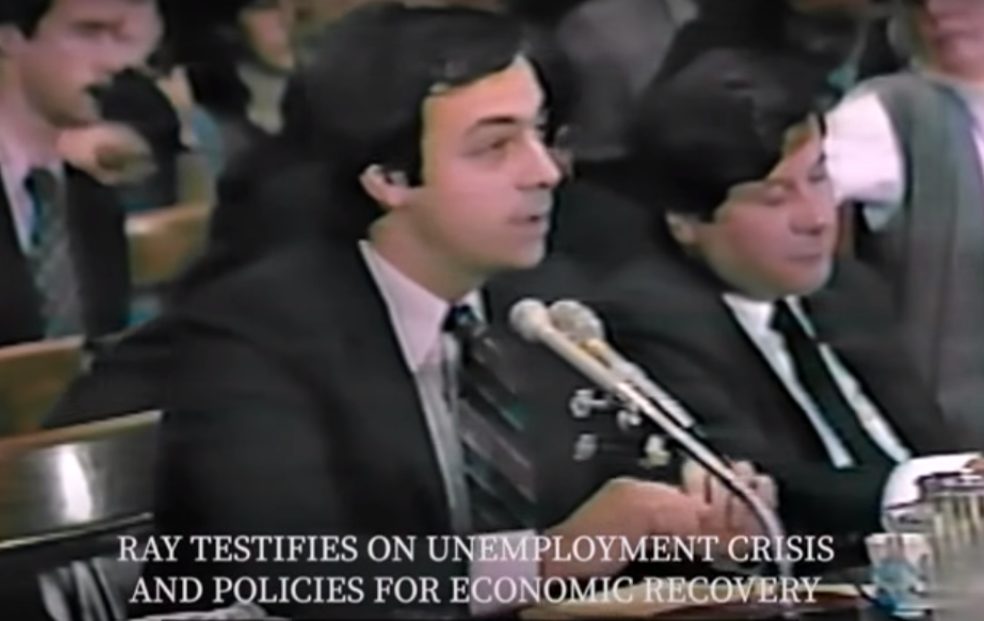 1982年達利歐至國會聽證畫面，他誤判經濟將走向蕭條。