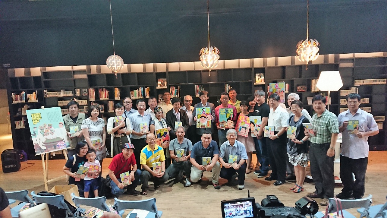 《臺南青少年文學讀本》集結超過170名作家的作品。發表會現場在地作家齊聚一堂。