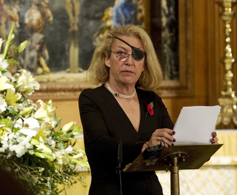 2010年科爾文在倫敦追悼殉職戰地記者的追思會中發表演說。