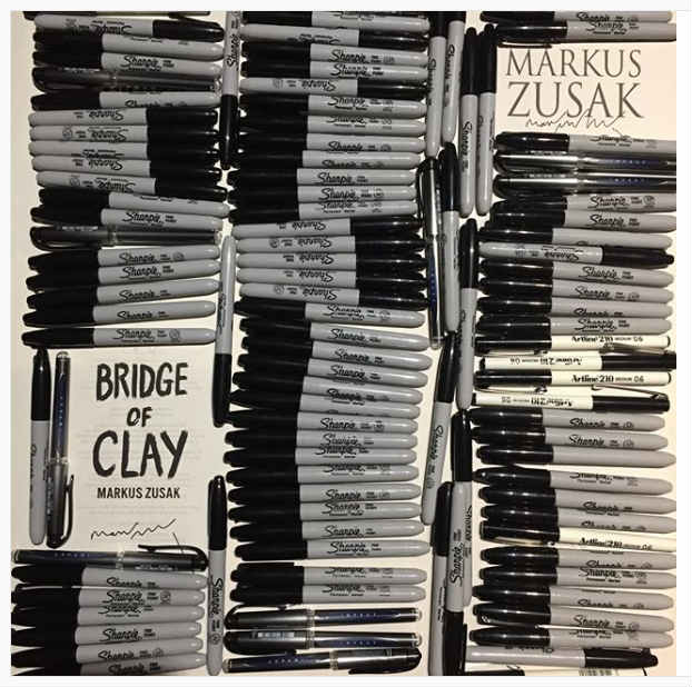 圖片說明：作者即將為《克雷的橋》出發到世界各地與讀者見面 (照片由馬格斯‧朱薩克IG授權提供)