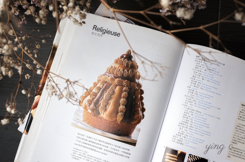 傳統的修女泡芙是做成大型甜點裝置，在節慶等特殊場合出現。圖片中為《法國糕點大全》（川北末一，2008，大境文化）中，川北末一主廚重現傳統的模樣。