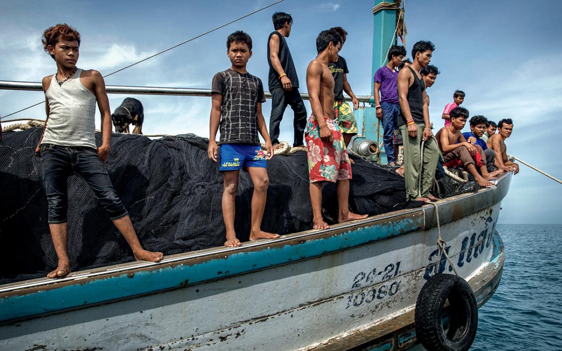 泰國漁船上的柬埔寨漁工，其中多數來源皆為非法販賣。