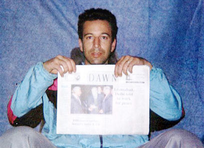 被作者視為寫作偶像的美國記者丹尼．波爾（Daniel Pearl）遭綁架時，被綁匪拍下的人質照。圖片來源：