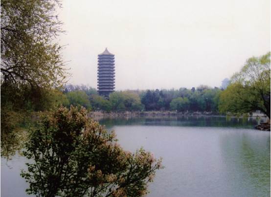 燕京大學未名湖和水塔，余英時住宿的「第二食堂」，即在未名湖旁邊，當時曾在湖上學溜冰。
