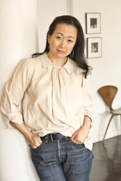 李珉貞為韓裔美籍作家，七歲時自南韓移民至美國。九○年代，她從大學歷史系畢業，進了法學院，後來執業兩年。離開法界後，她開始了小說創作生涯。